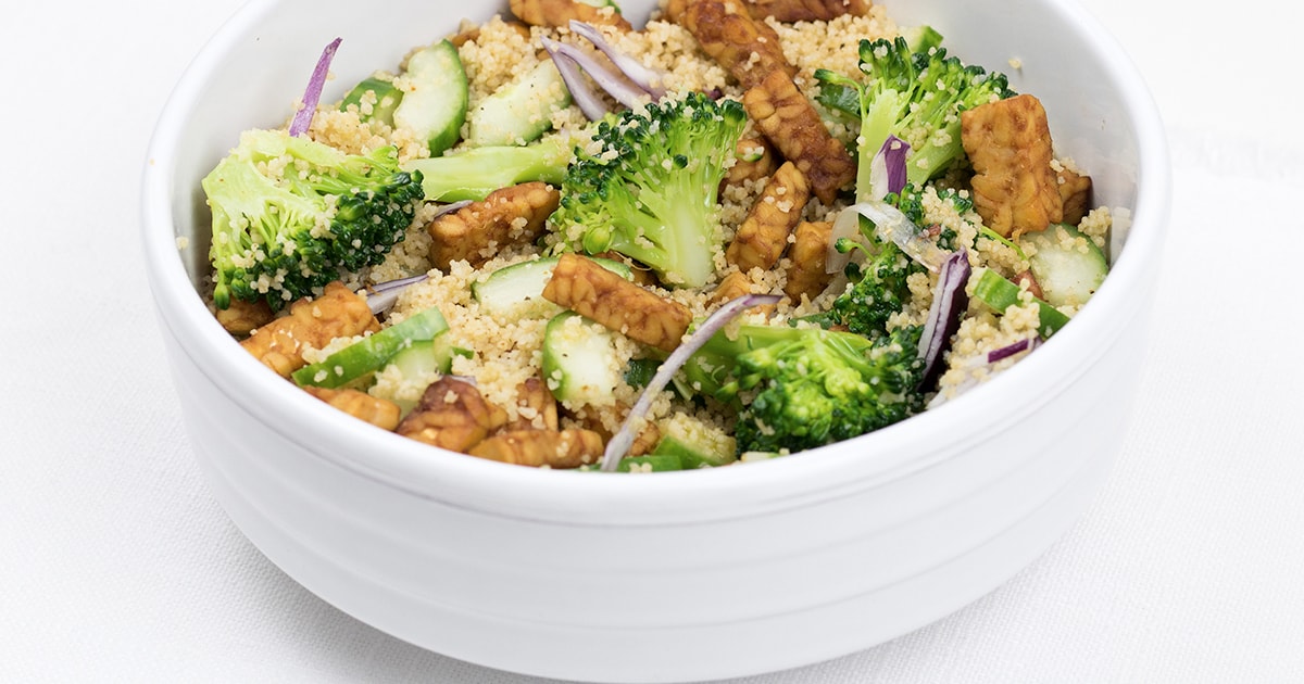 Tempeh bacon van liquid smoke met couscous broccoli salade