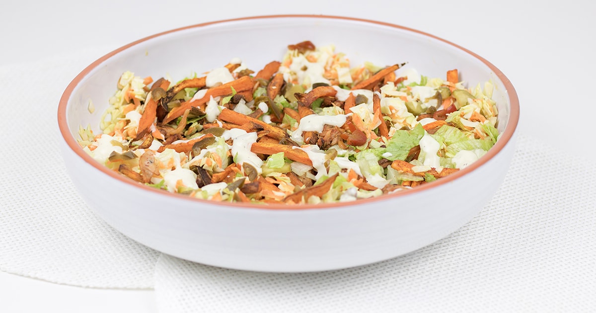 Vegan kapsalon met jackfruit, salade en zoete aardappel friet