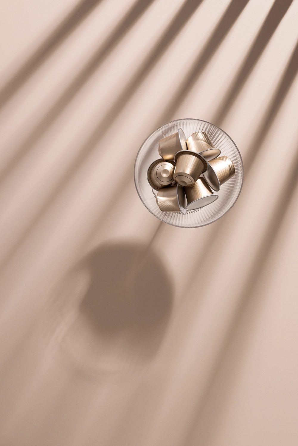 Beige effen vinyl fotoachtergrond voor product en food fotografie