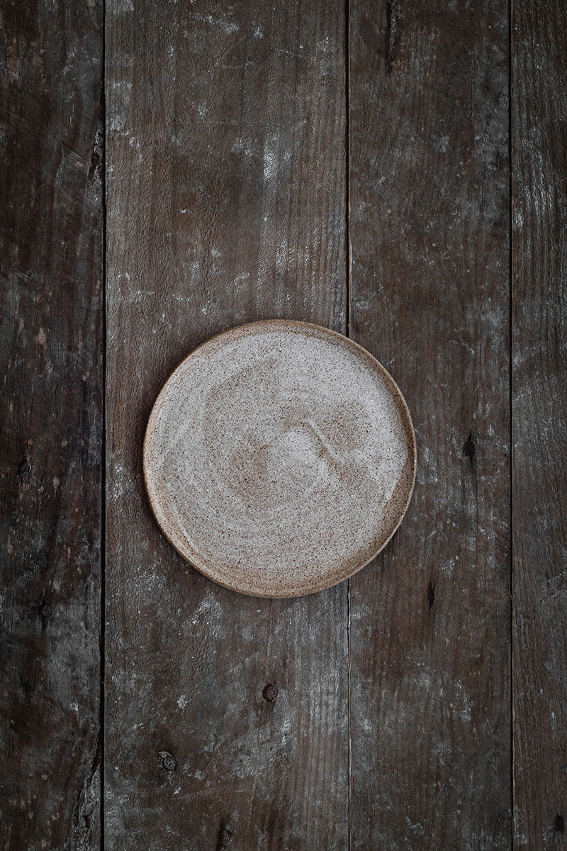 ‘Pallethout’ fotografie backdrop met roestige spijkers en sporen van cement