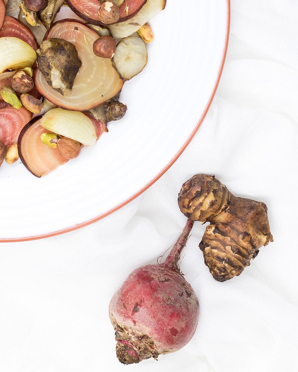 Aardpeer uit de oven met chioggia biet, knoflook en rozemarijn