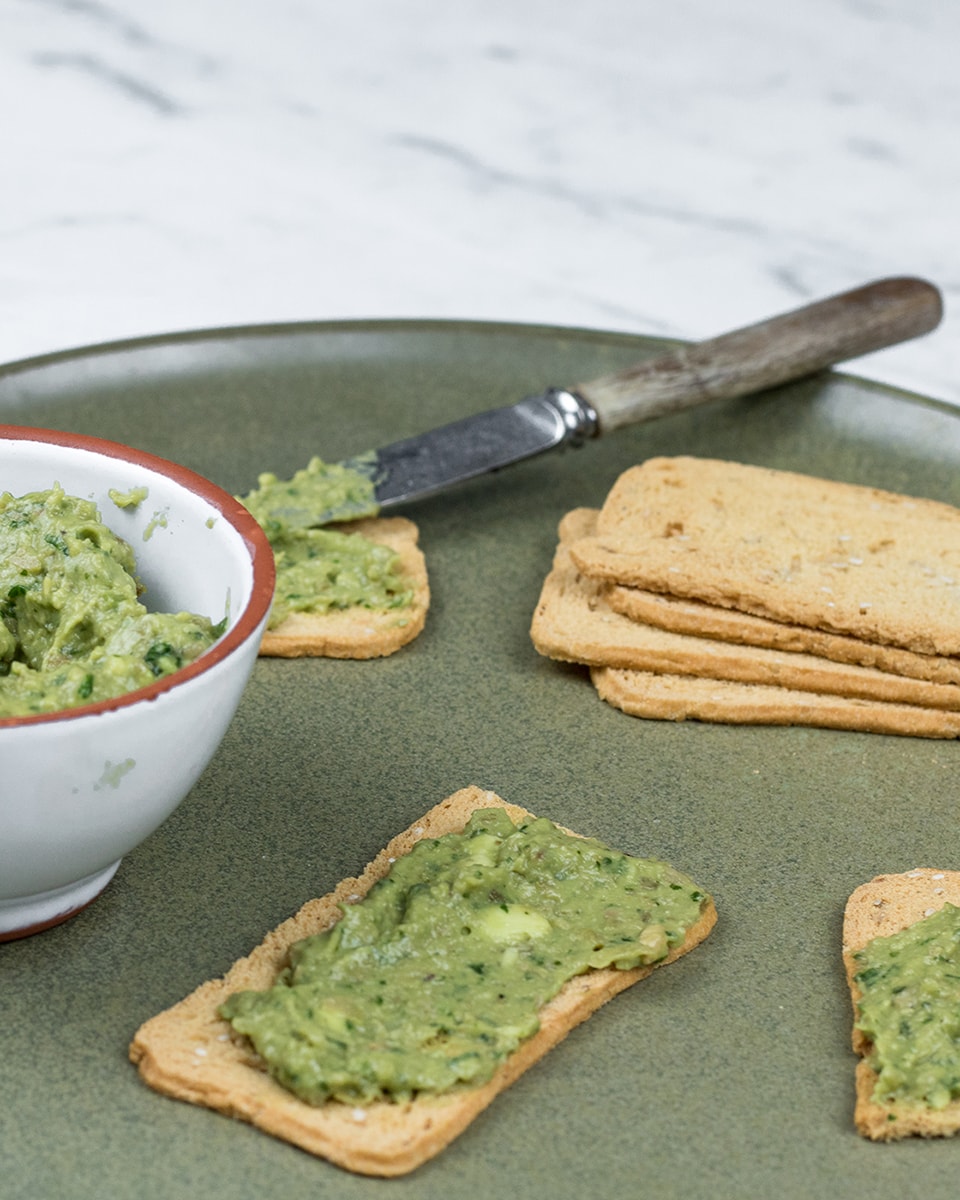 Avocado pesto recept met basilicum, olijven en edelgistvlokken