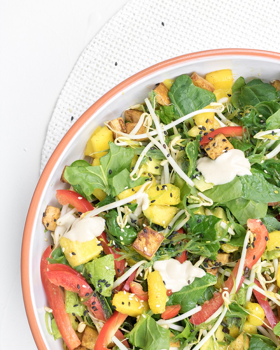 Aziatische salade met tofu, mango, zeewier en Japanse mayo