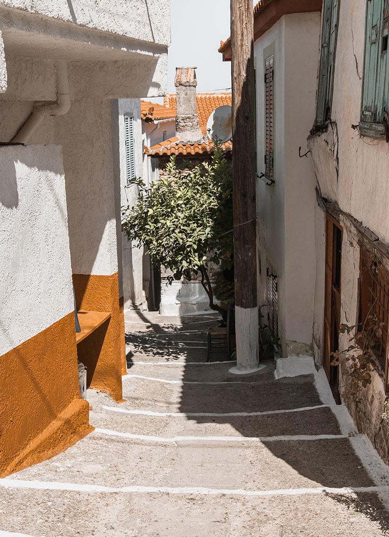 Kleurrijke straatjes in Vourliotes, Samos, Griekenland