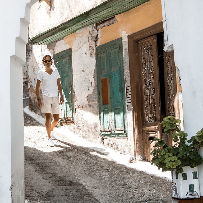 Schilderachtige straatjes in Vourliotes, Samos, Griekenland