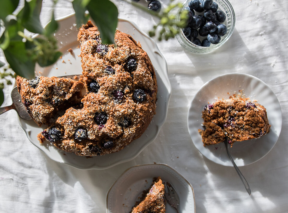 Cake met blauwe bessen, kaneel, kokos en weinig suiker