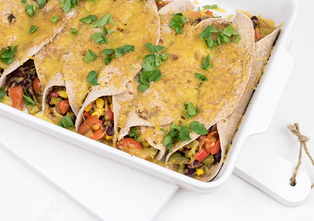 Burritos uit de oven met daarin bonen en mais
