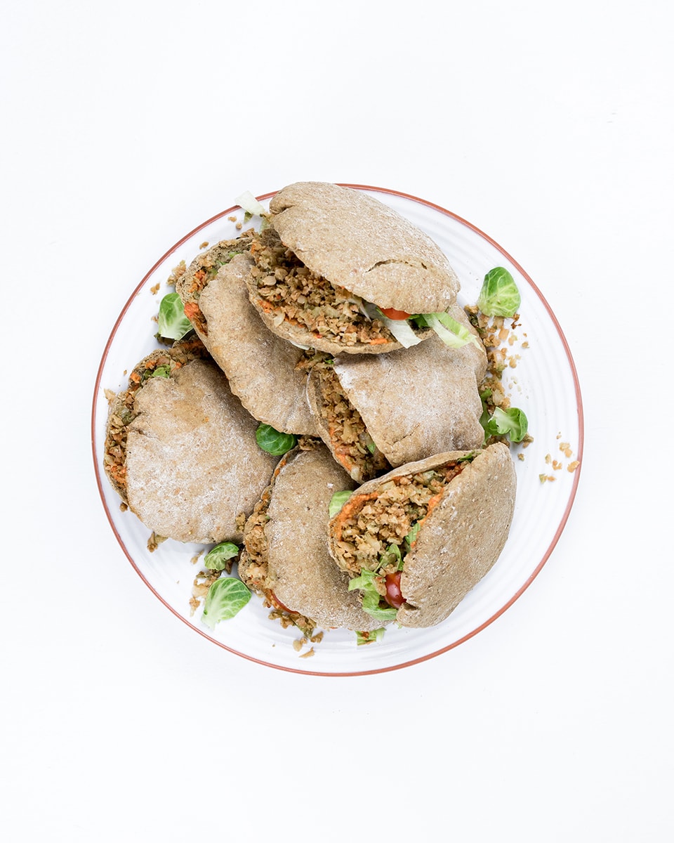 Gevulde pitabroodjes met spruitjes, nepgehakt en paprika saus