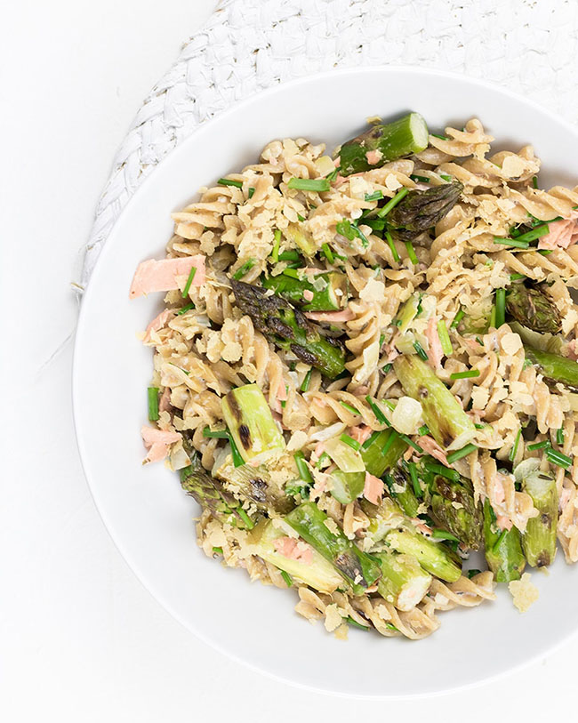 Gegrilde groene asperges met pasta