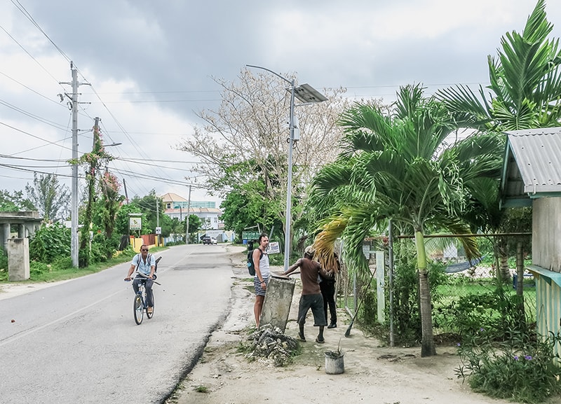 Praatje met de locals in Negril, Jamaica