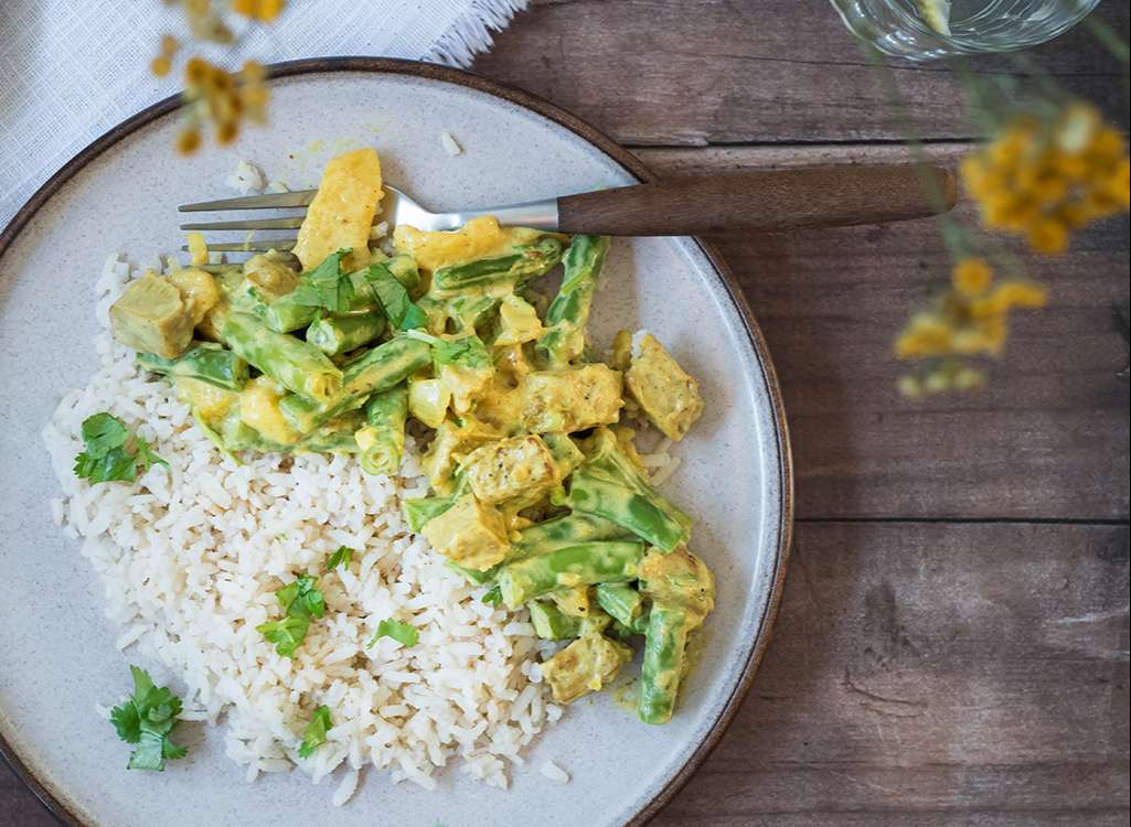 Veganistische kip tandoori met sperziebonen en mango