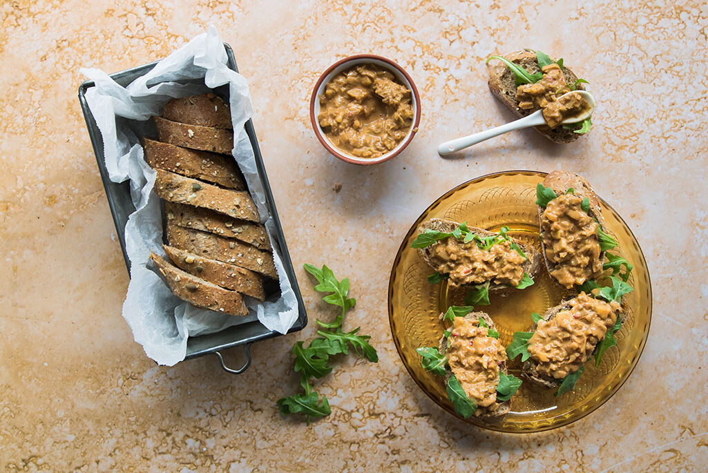 Stokbrood met zelfgemaakte kipsaté salade