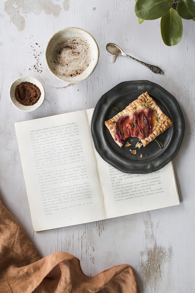 Koffie is een vinyl fotografie backdrop van geleefd wit hout met koffie vlekken