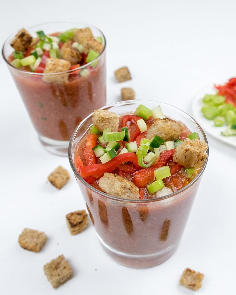 Koude tomatensoep ook wel Gazpacho met volkoren croutons