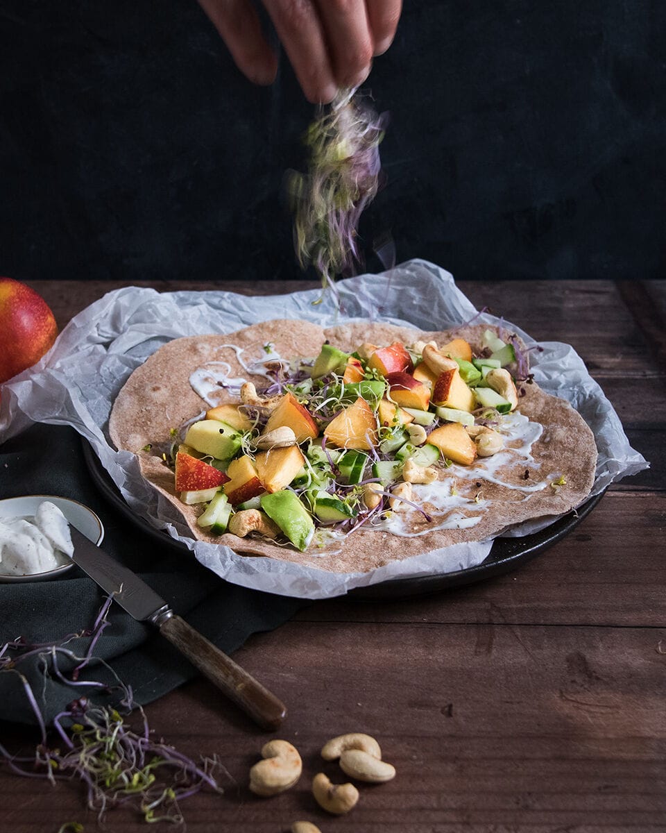 Koude wraps met nectarine, kiemgroente en cashewnoten