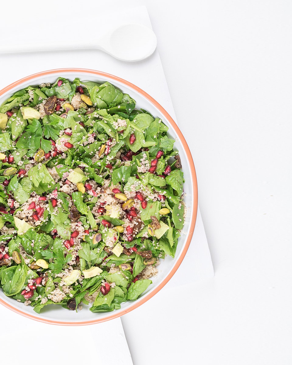 Marokkaanse salade met couscous, avocado en dadels