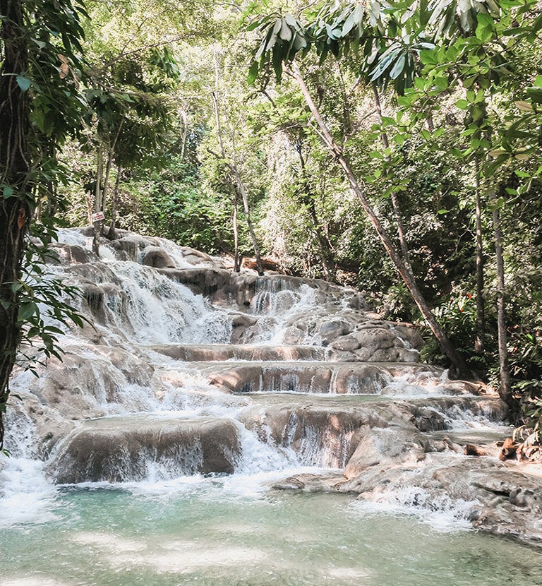 Groep toeristen Dunn’s River Falls, Ocho Rios, Jamaica