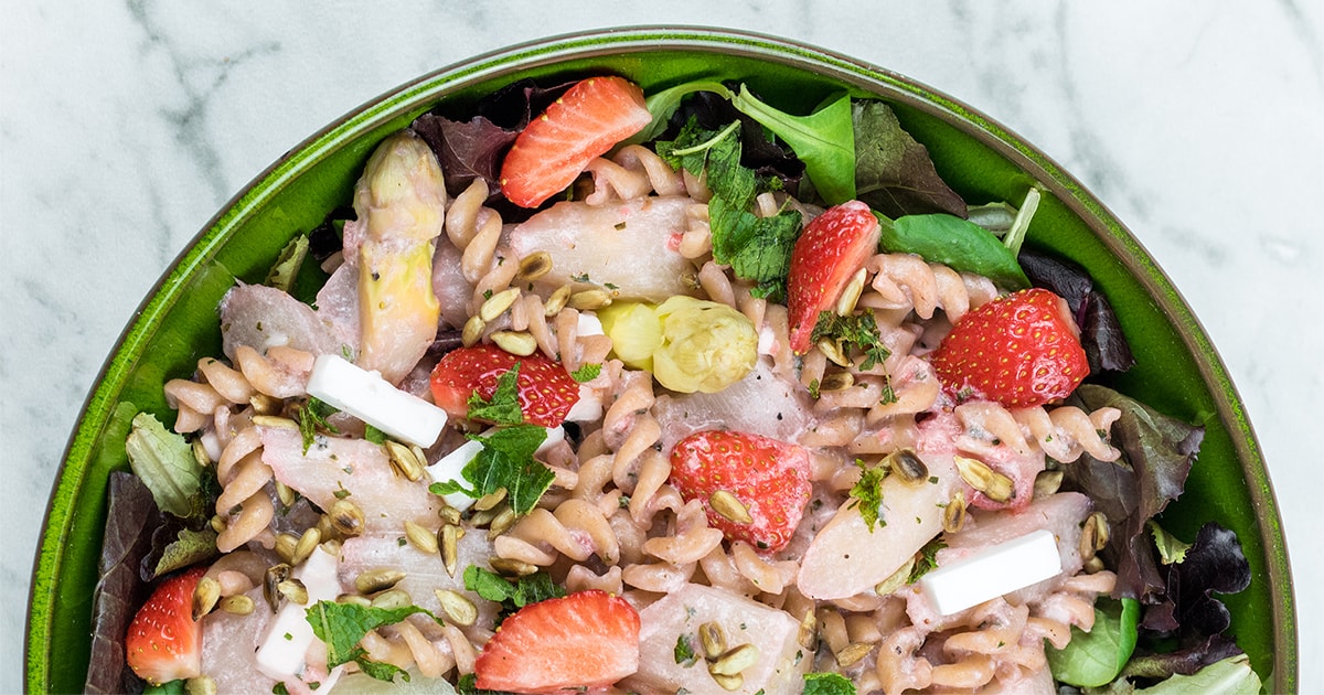Pasta asperges met aardbeiensaus en munt. Verrassend recept!