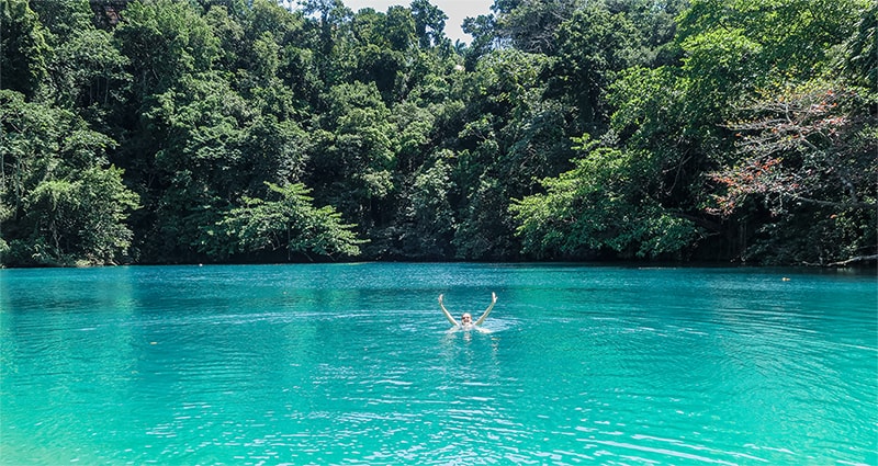 Zwemmen in de Blue Lagoon, Port Antonio, Jamaica