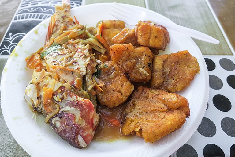 Vis bereid op het strand, Winnifred Beach, Port Antonio, Jamaica