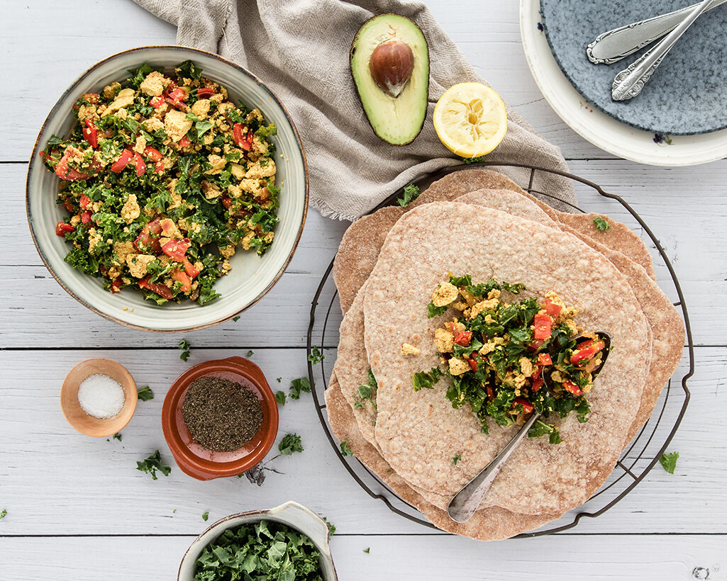 Tofu scramble met tortilla wraps en avocado