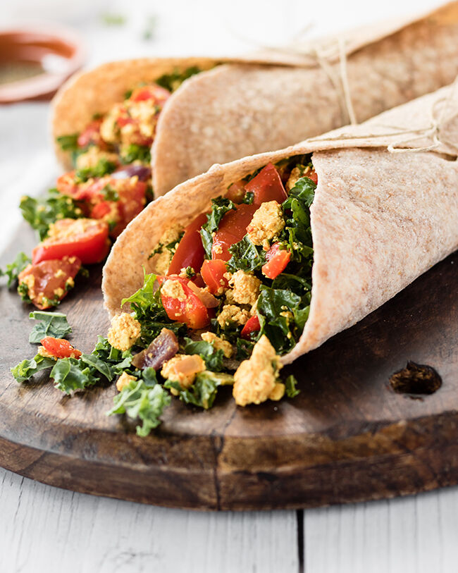 Wraps gevuld met scrambled tofu en boerenkool