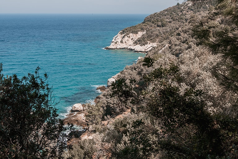 Kustwandeling naar afgelegen stranden op Samos, Samos, Griekenland