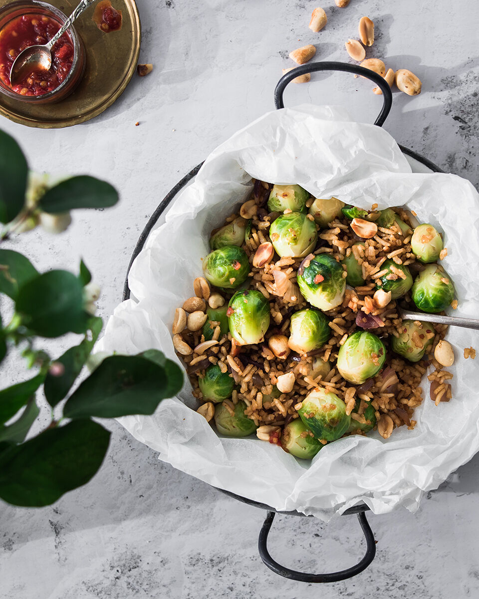 Spruitjes met rijst, ketjap, knoflook en geroosterde pinda's