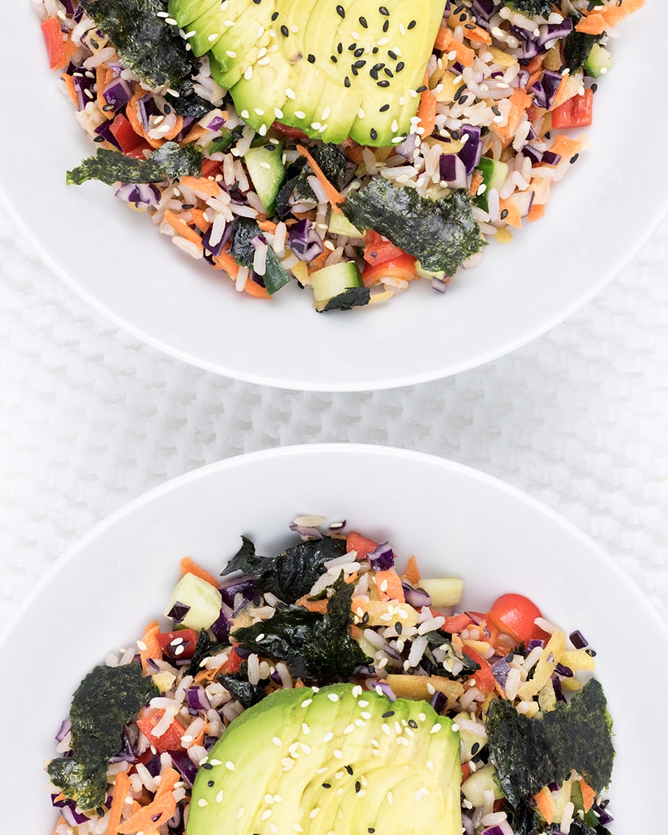 Sushi salade vegan met zilvervliesrijst, nori, avocado en paprika