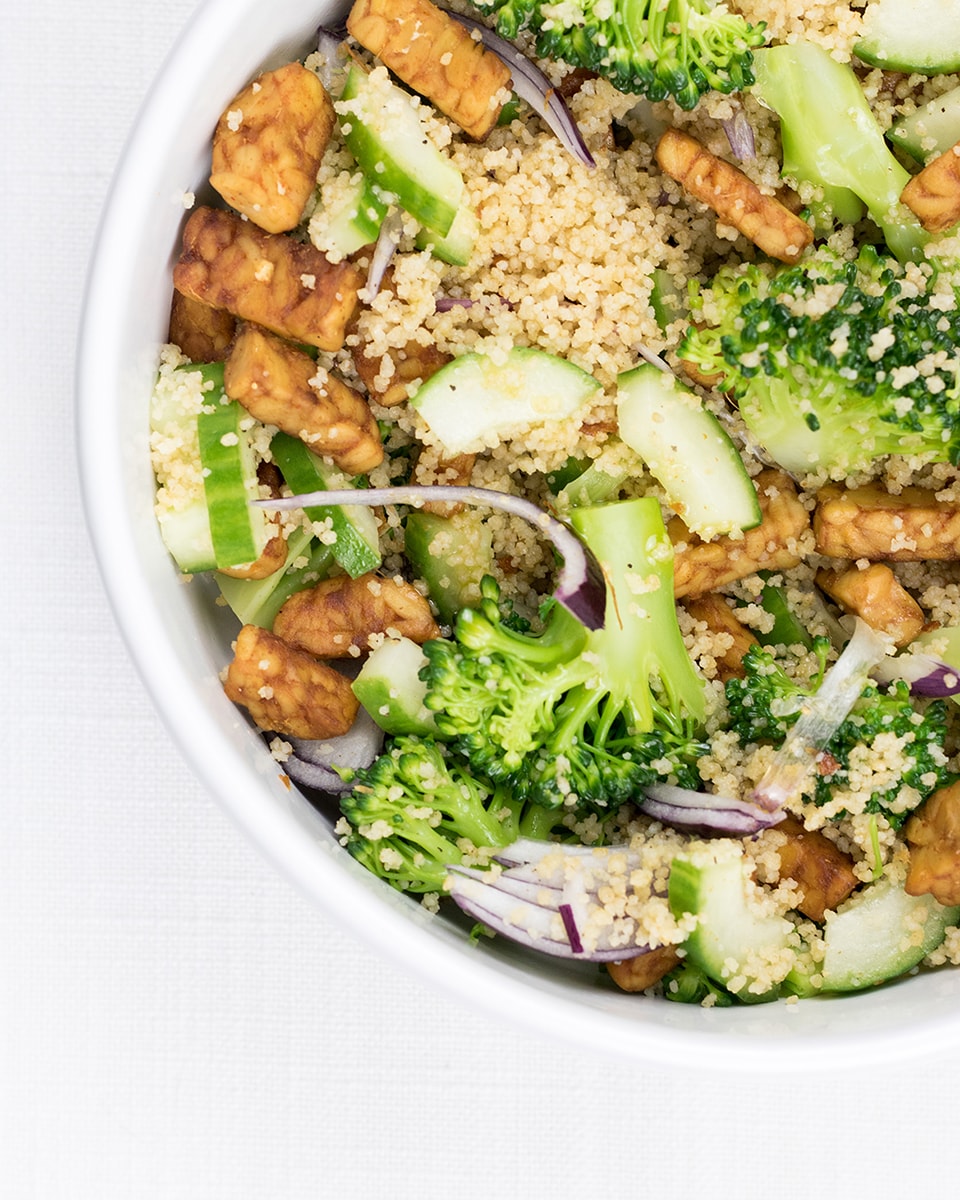 Tempeh bacon van liquid smoke met couscous broccoli salade