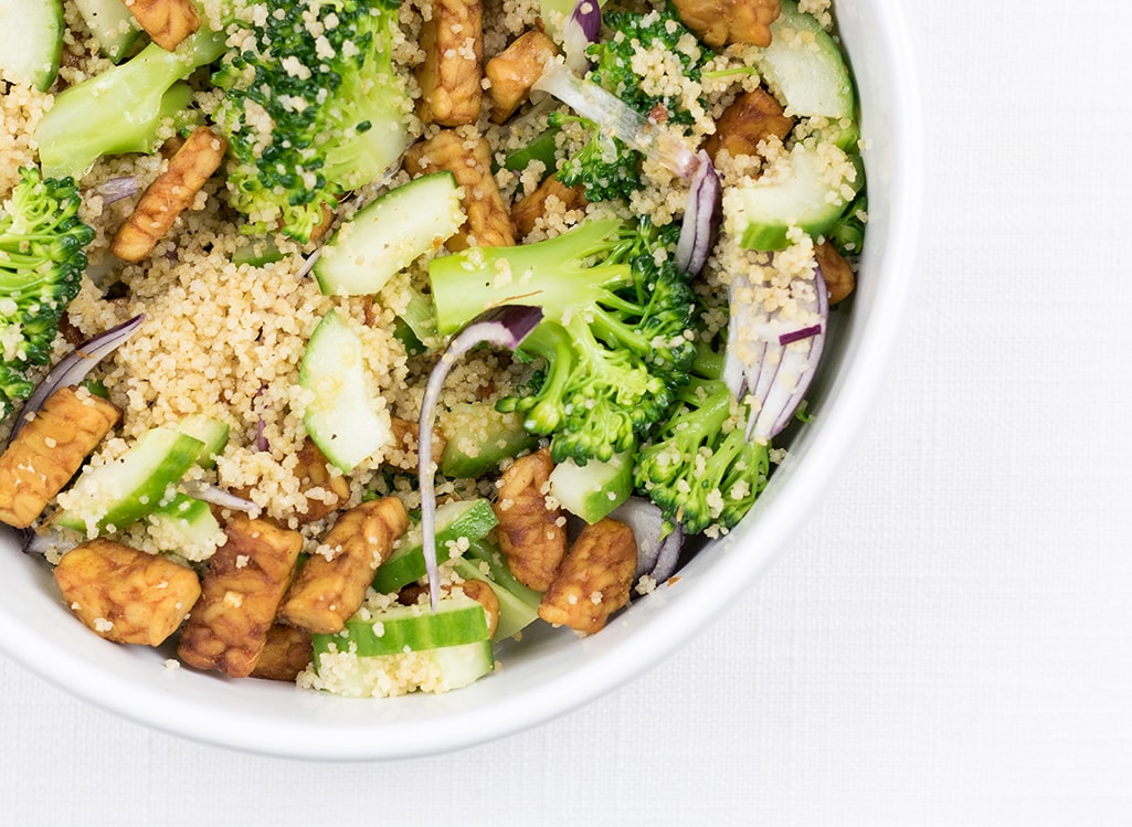 Gemarineerde tempeh met couscous en broccoli