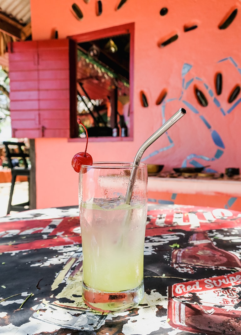 Cocktails bij Jake's hotel, Treasure Beach, Jamaica