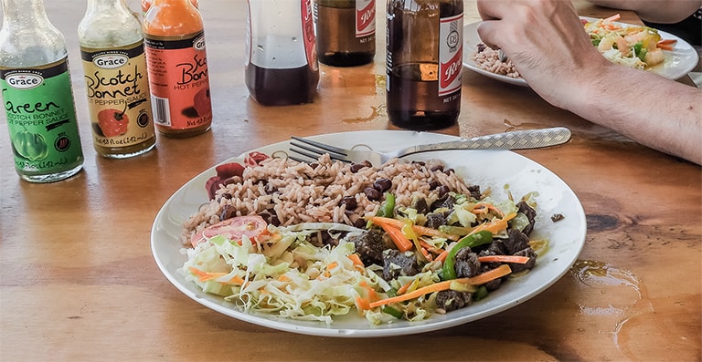 Kokosrijst met bonen bij Eggy's, Jamaica