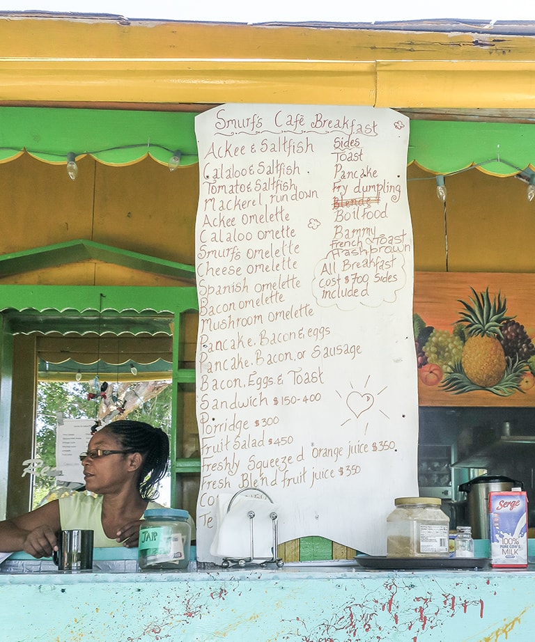 Ontbijten bij Smurfs café, Treasure Beach, Jamaica