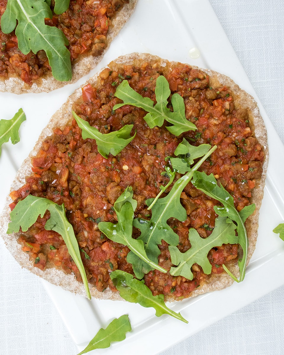 Turkse pizza vegetarisch: met plant gehakt en volkoren bodem