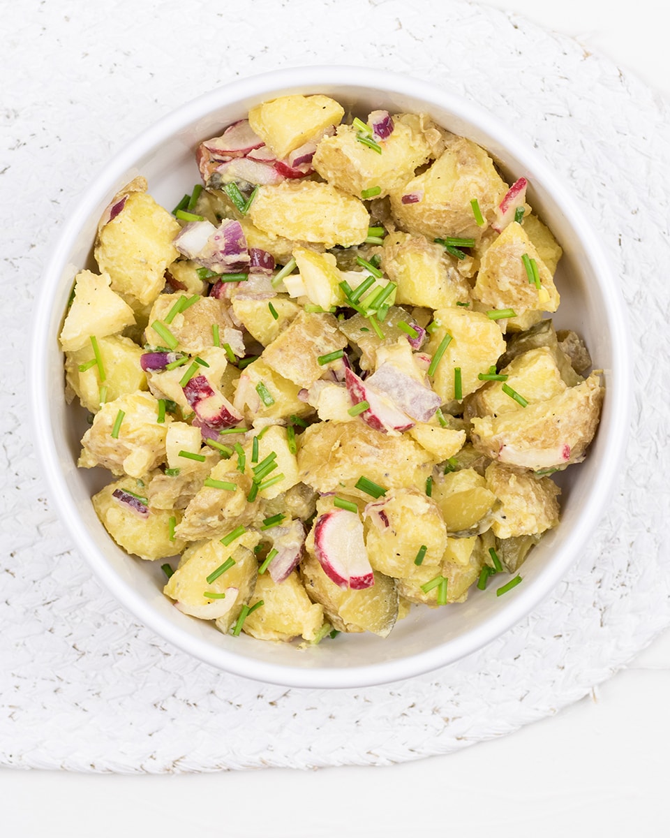 Vegan aardappelsalade appel en radijs, heerlijk voor bij de bbq