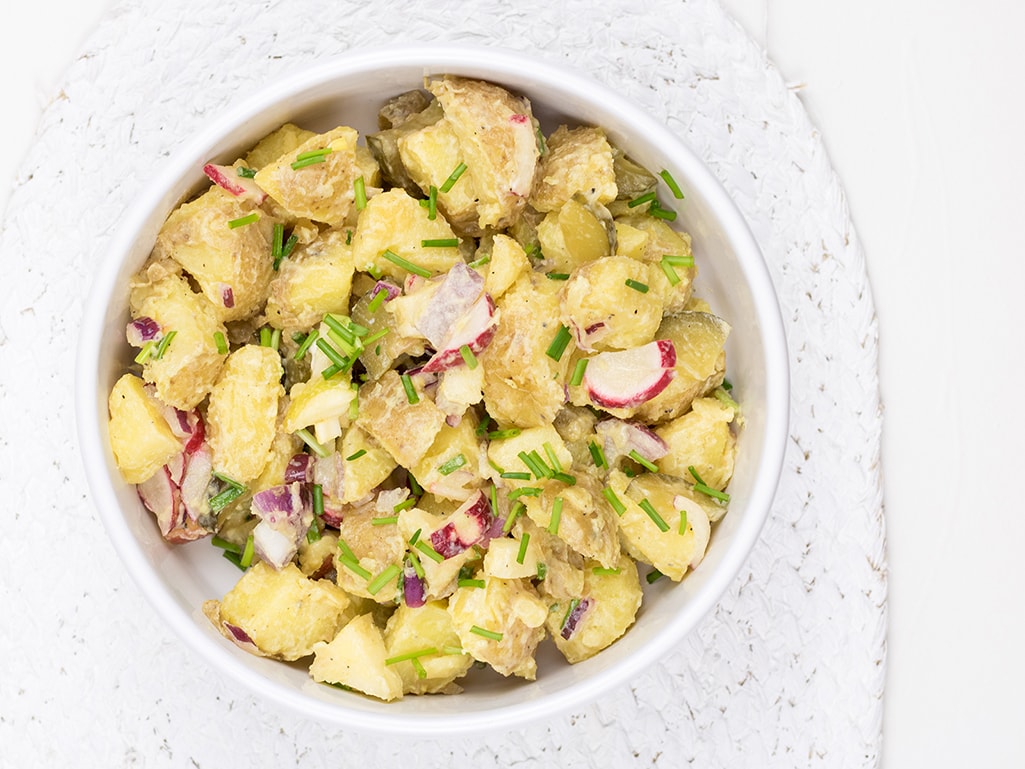 Heerlijke vegan aardappelsalade, lekker voor bij de barbecue