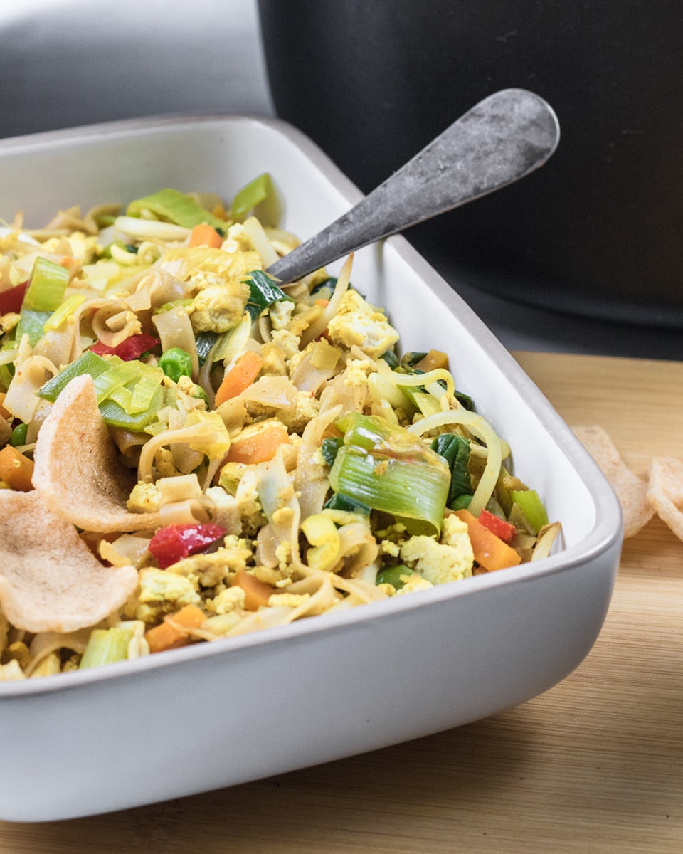 Vegan bami zonder pakje met scrambled tofu en veel groenten