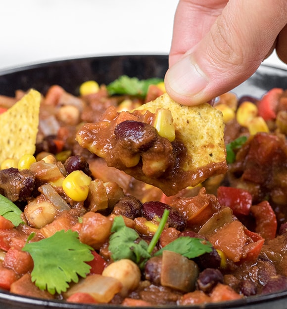 Veganistische chili con carne met tortilla chips