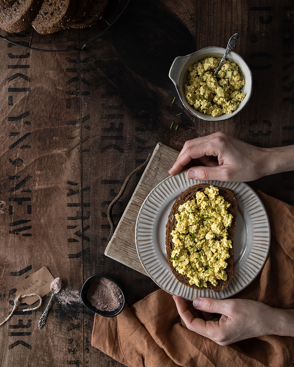 Vegan eiersalade zonder ei maak je met tofu en Kala Namak