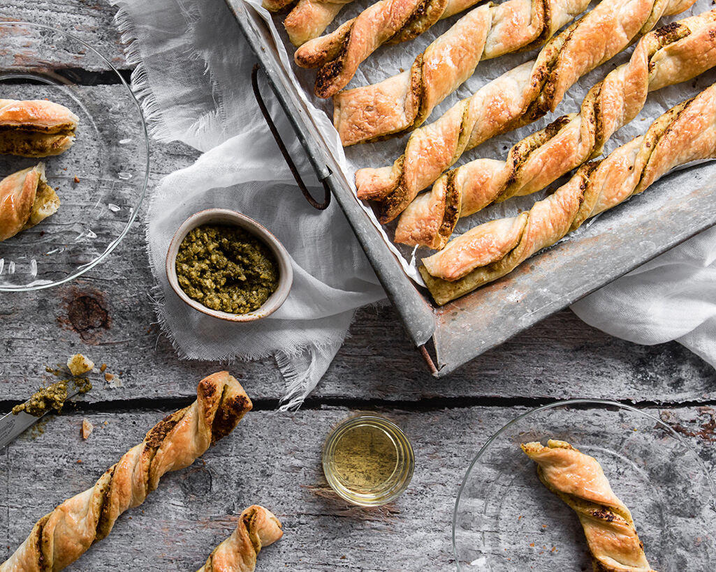 Vegan kaasstengels met pesto en edelgistvlokken