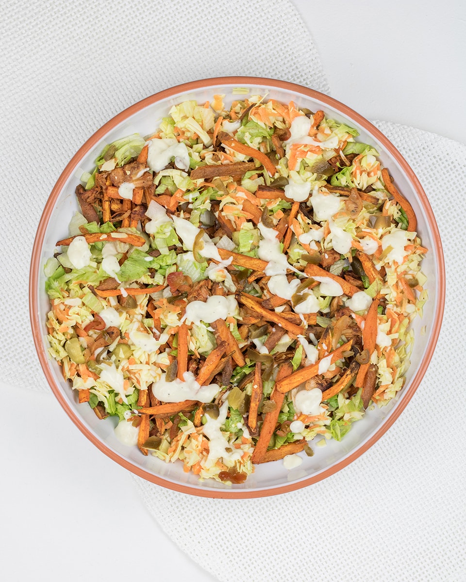 Vegan kapsalon met jackfruit, salade en zoete aardappel friet