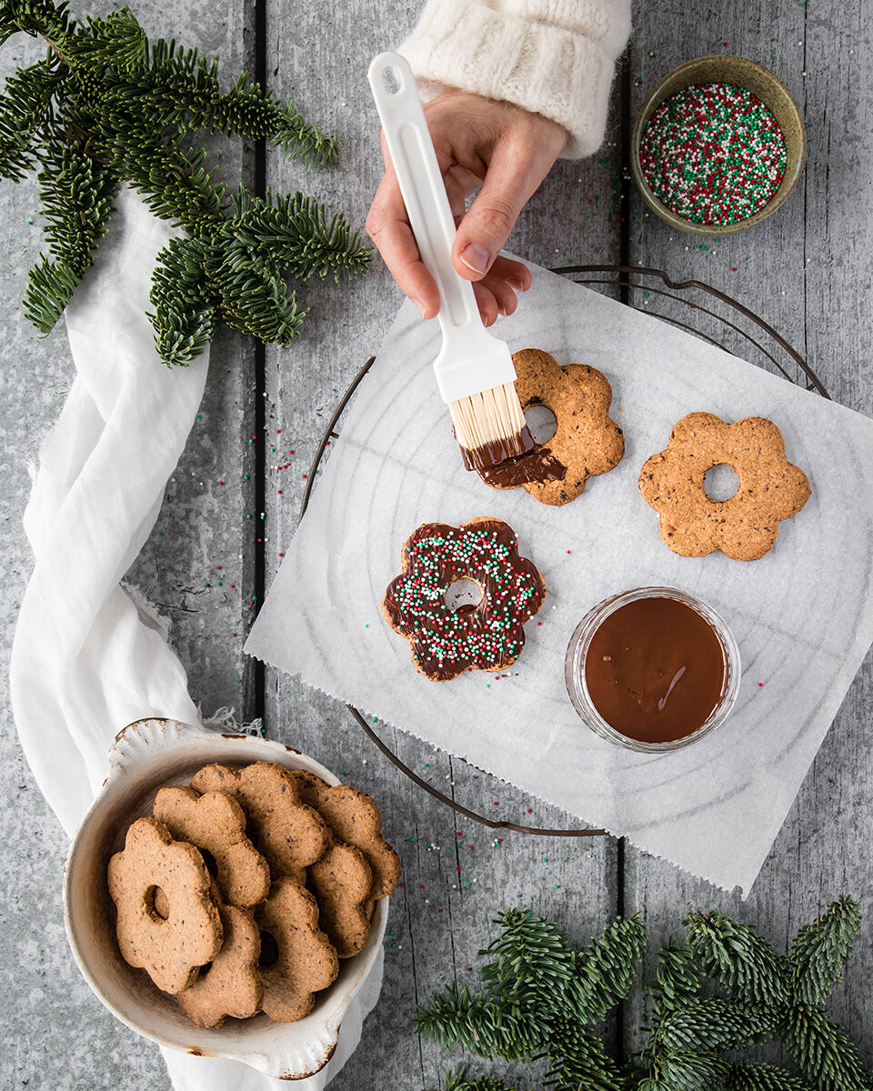 Vegan kerstkoekjes recept met dadels, chocolade en spikkels