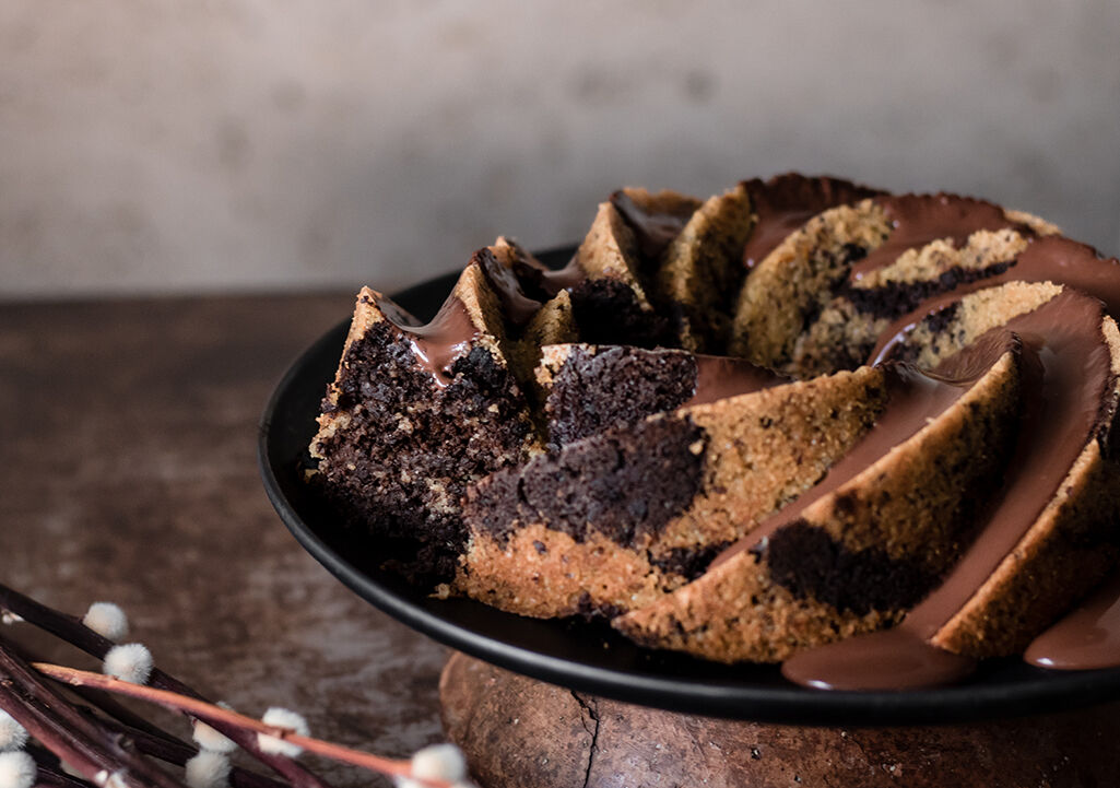 De sinaasappel tulband cake is vrij vochtig aan de binnenkant