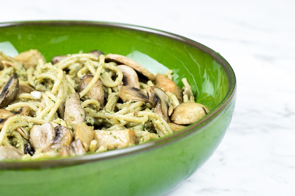 Vegetarische pasta pesto basilicum