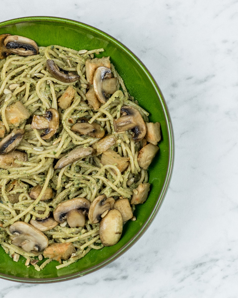 Vegetarische pasta pesto met spaghetti en plantaardige kip