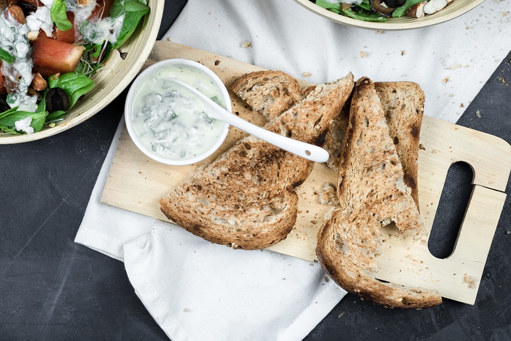 Meloen salade met geroosterd volkorenbrood en munt saus