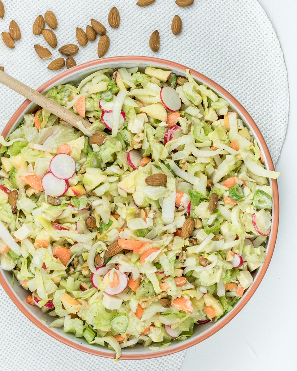 Witlofsalade met appel, venkel, radijs, noten en mosterd dressing