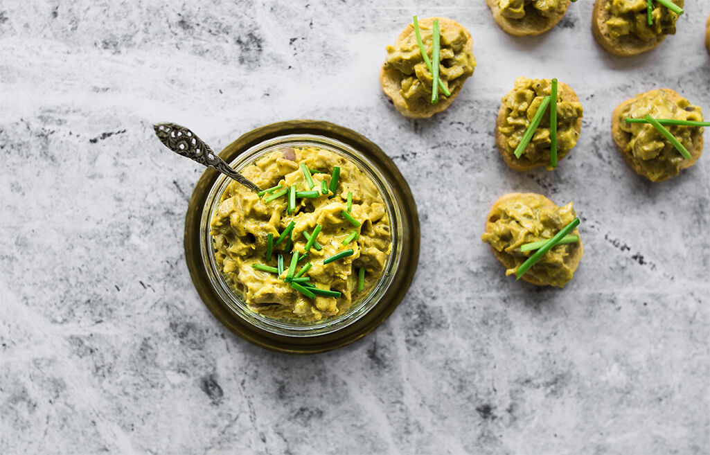 Serveer de vegan kip kerrie op toast