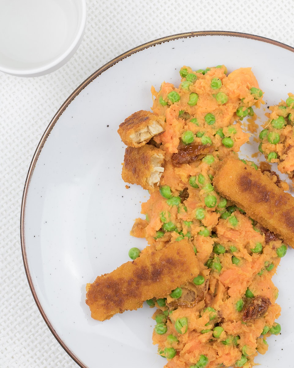 Zoete aardappel stamppot met tuinerwten en vegan vissticks